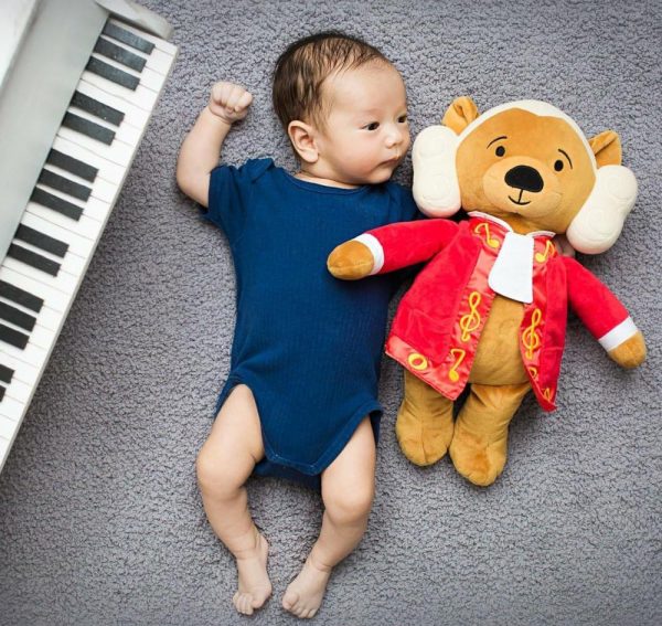 Brinquedos Musicais |   Urso Virtuoso Amadeus Mozart – 40 Minutos de Música Clássica para Bebês – Brinquedo Educativo para Bebês, Crianças e Adultos Brinquedos Musicais Brinquedos Musicais